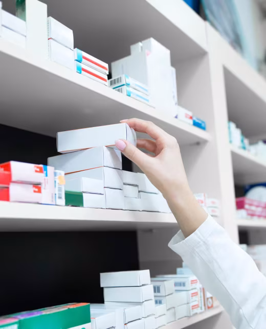 vista-cerca-mano-farmaceutico-tomando-caja-medicina-estante-farmacia_342744-320